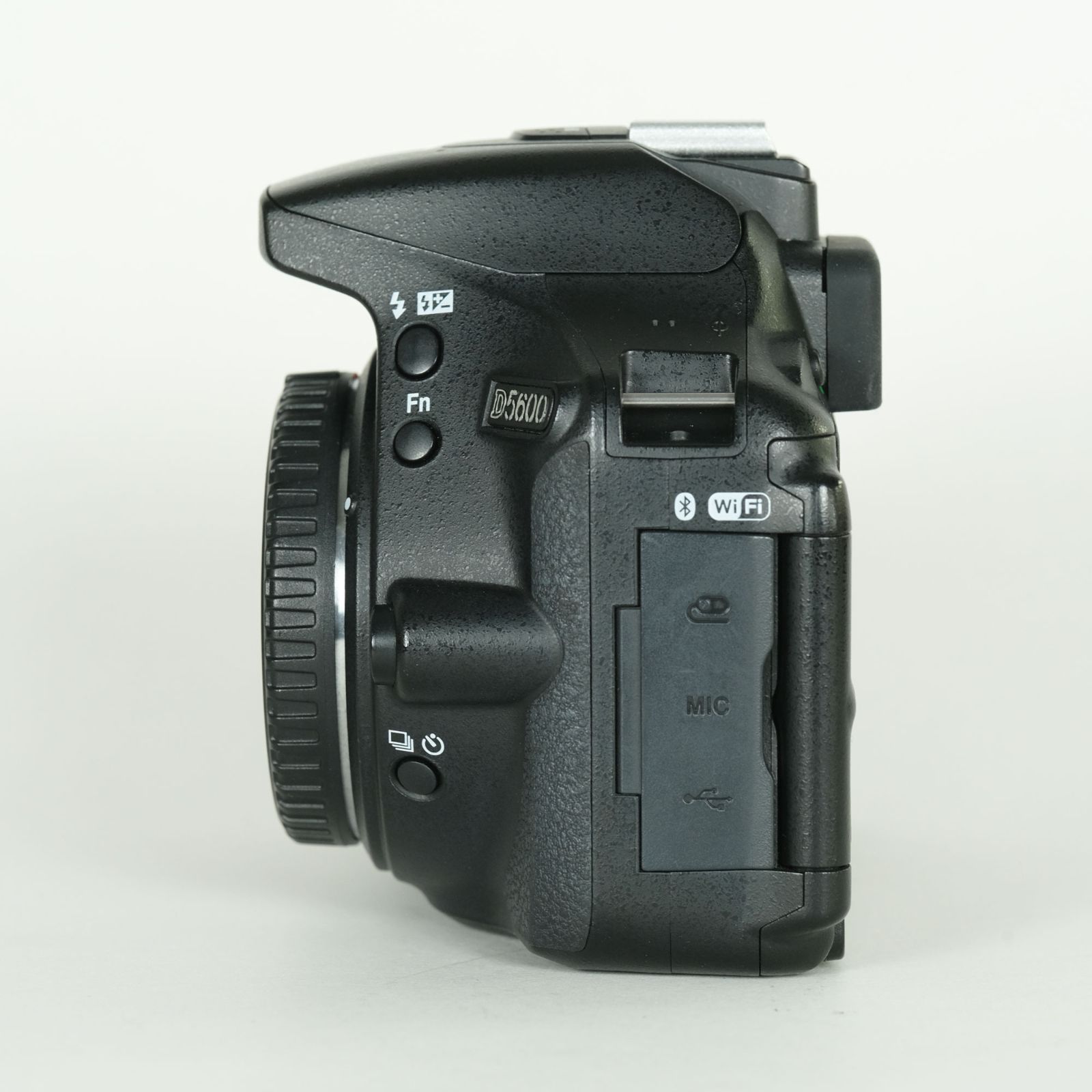 Nikon D5600 ボディ バッテリー2個 + 充電器 美品｜バッテリー2個付] Nikon D5600 [ボディ] | Nikon Fマウント