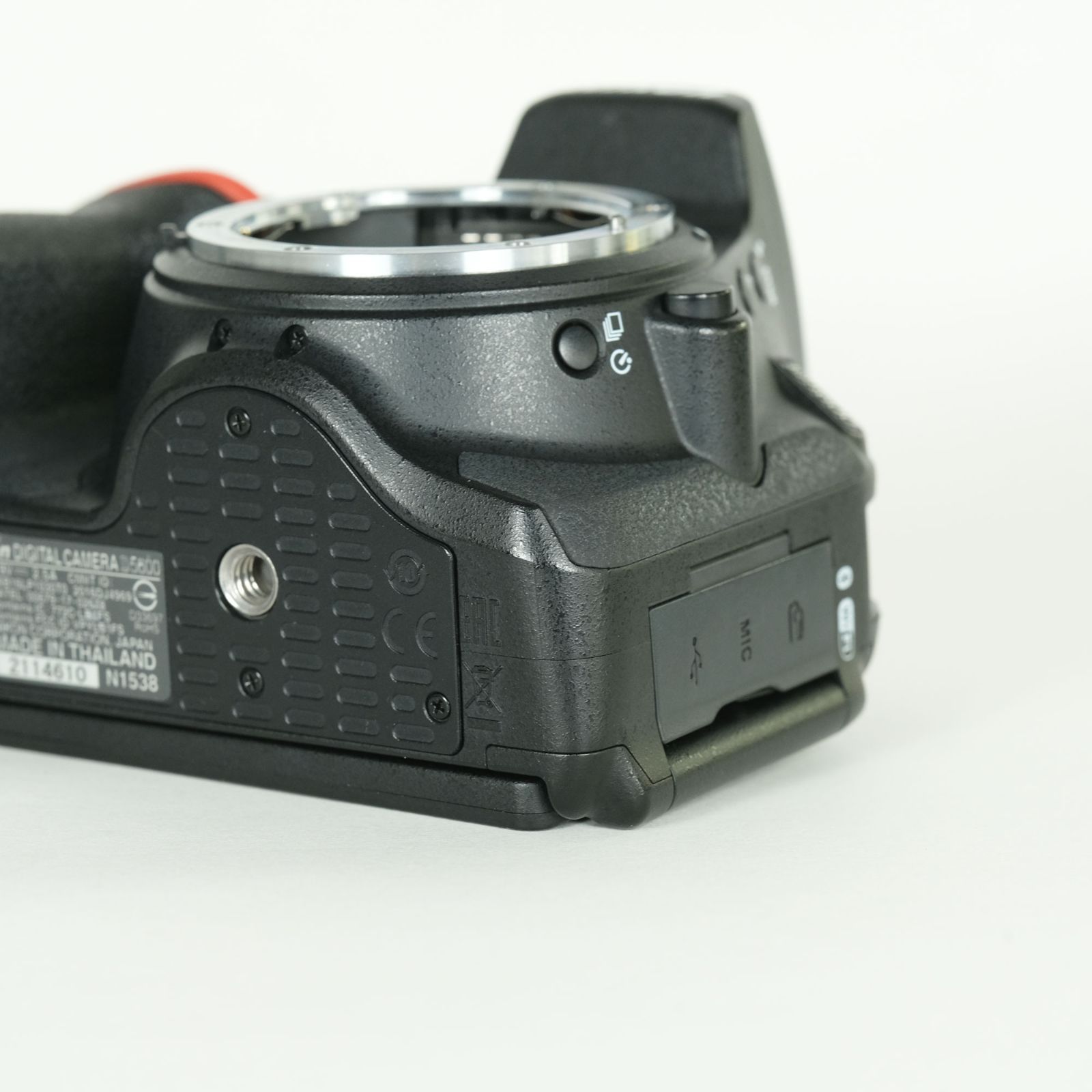 Nikon D5600 ボディ バッテリー2個 + 充電器 美品｜バッテリー2個付] Nikon D5600 [ボディ] | Nikon Fマウント