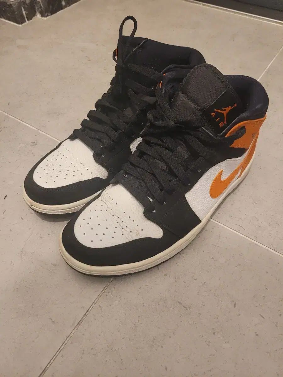 ナイキ エア ジョーダン 1 ミッド シャッタードバックボード オレンジ 265