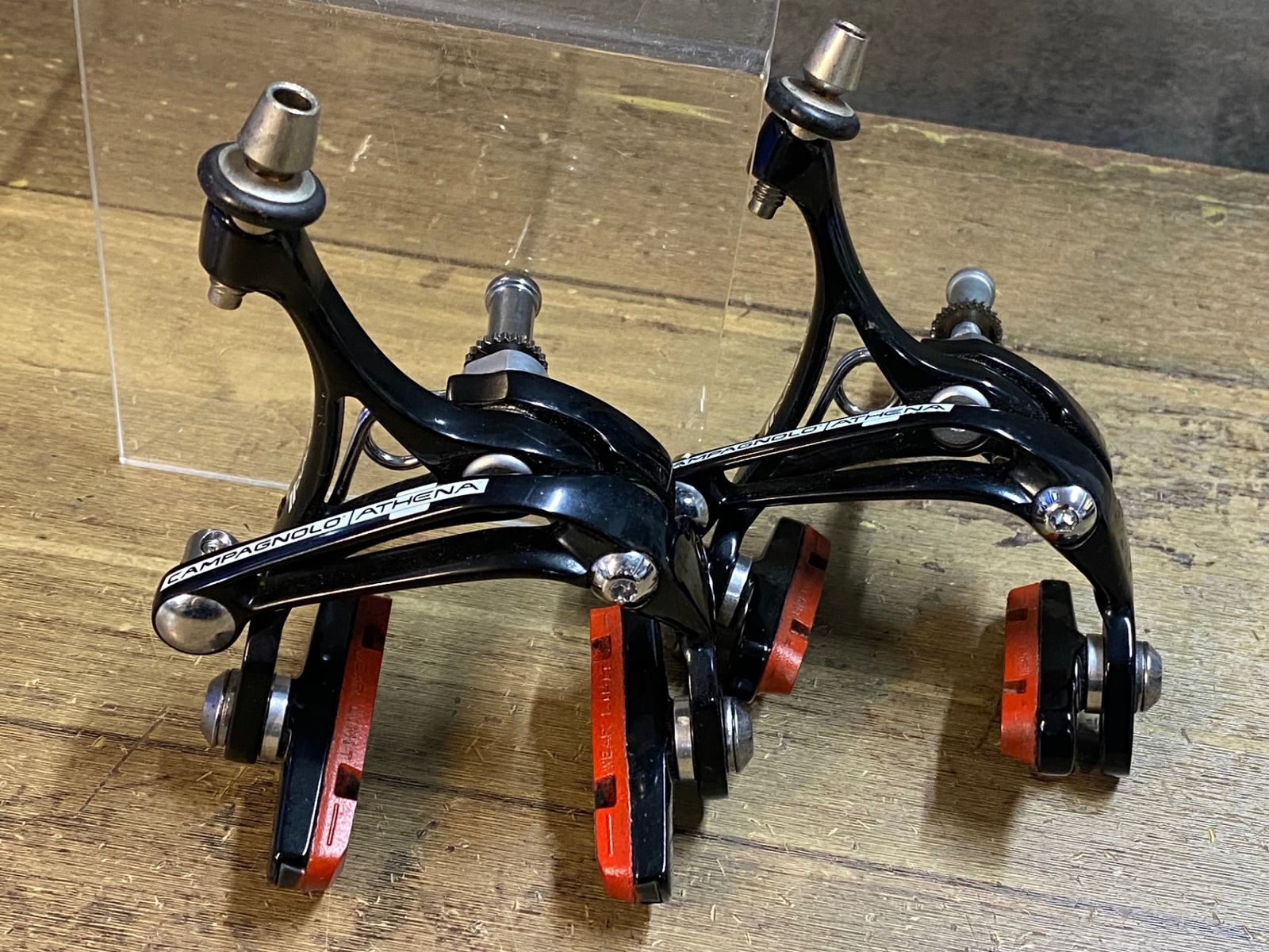 Campagnolo Athenaブレーキキャリパー。表と裏 Campagnolo Athenaブレーキキャリパー。表と裏 Campagnolo Athena