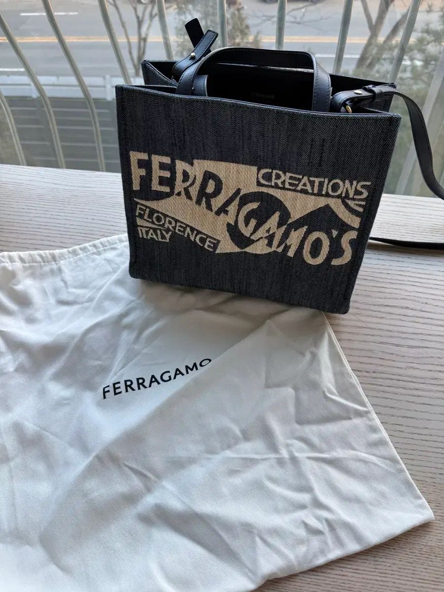 FERRAGAMO フェラガモ ロゴ トートバッグ