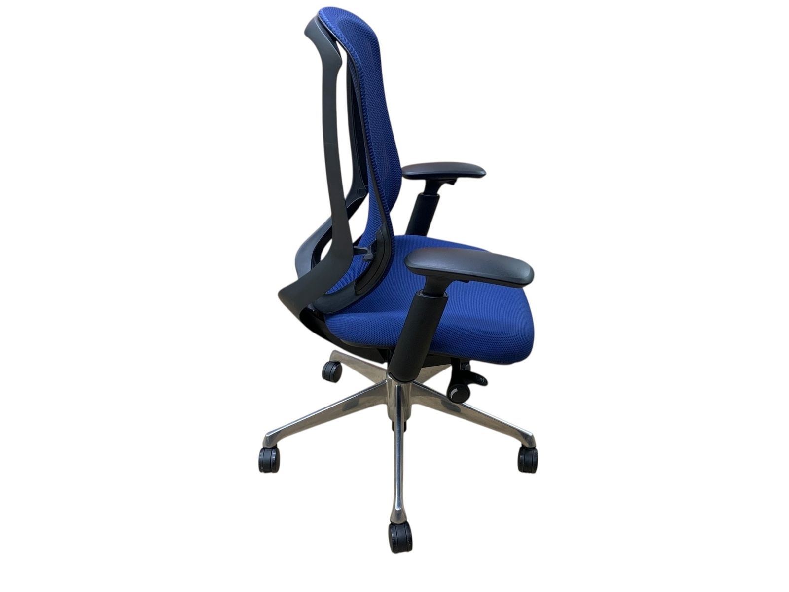  オカムラ C685BR FMP3 オフィスチェア ブルー メッシュチェア 可動肘 キャスター付き 脚部傷あり 動作 済 PUレザークッション オフィスチェア ワークチェア 椅子 チェア