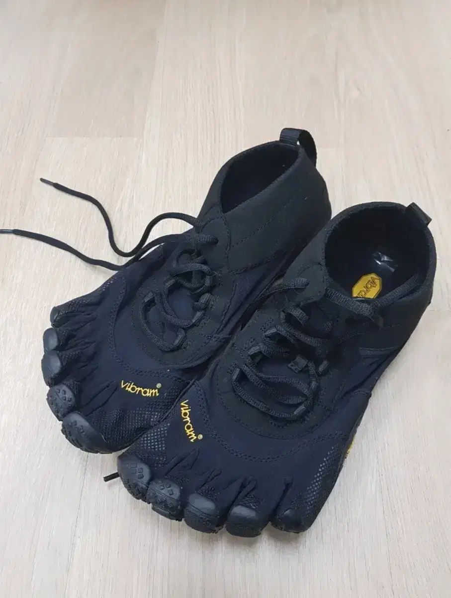 ビブラム FIVE FINGERS v-trek