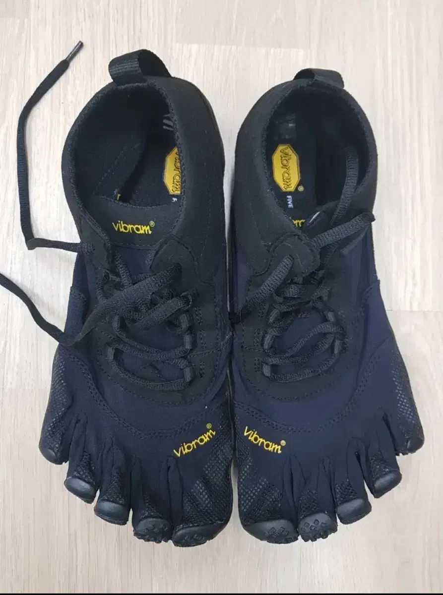 ビブラム FIVE FINGERS v-trek