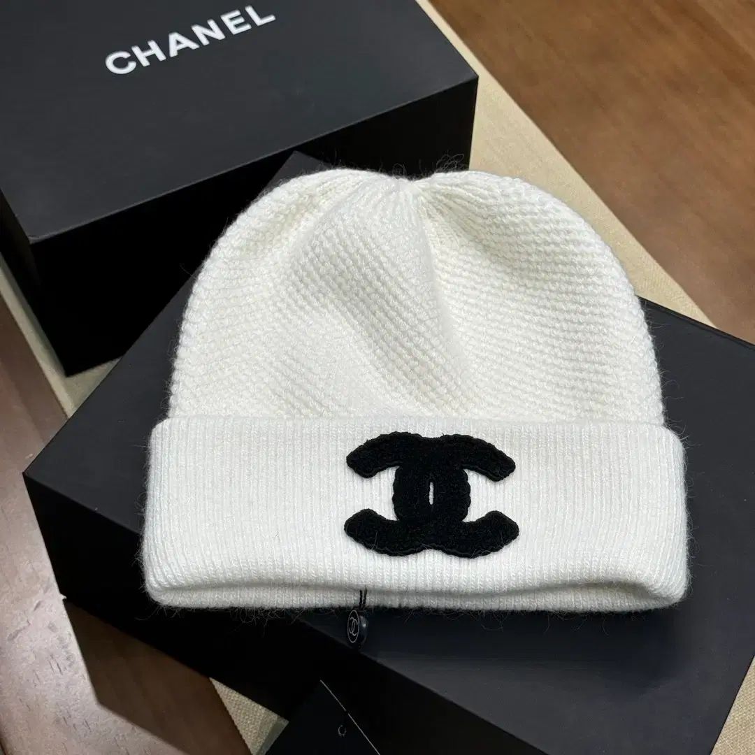 CHANEL 白 ロゴ ニット ビーニー