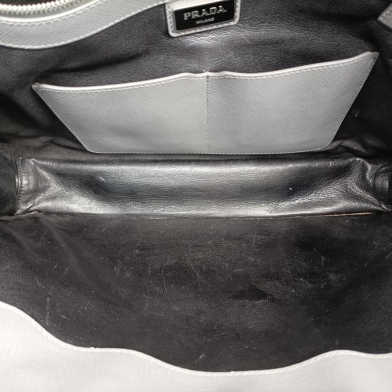 プラダPrada三角 ロゴ プレート グレー サフィアーノレザー 31/Y