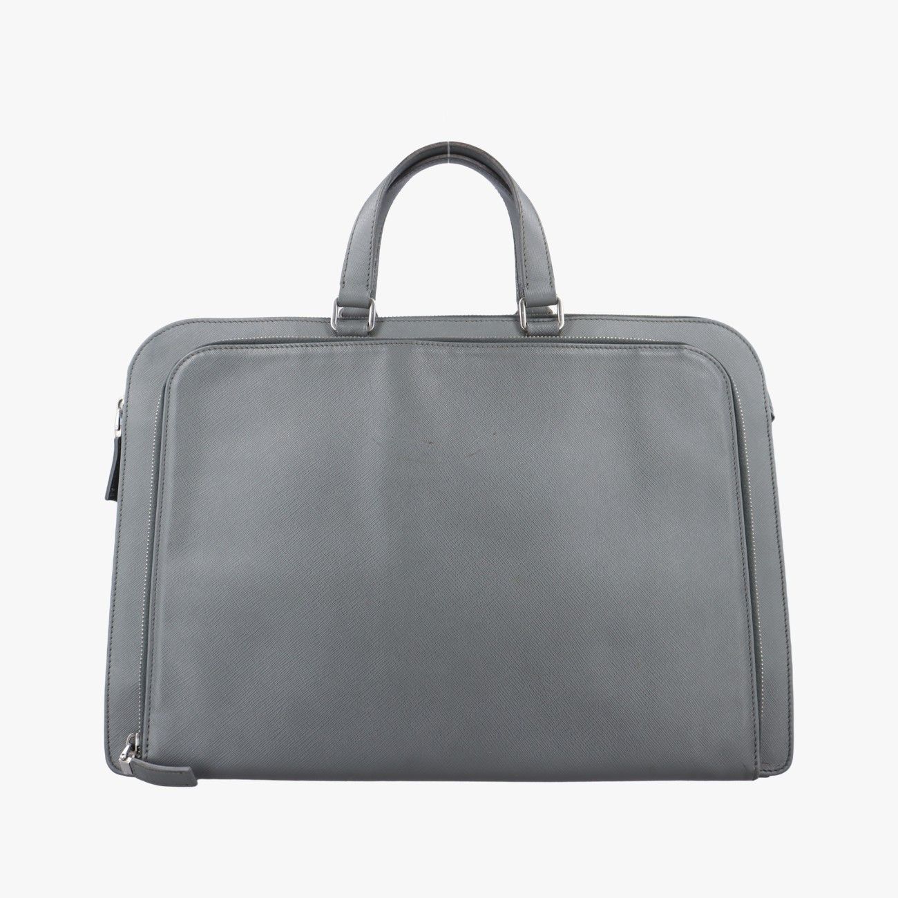 【PRADA】ビジネスバッグ　三角ロゴプレート　サフィアーノレザー　グレー プラダPrada三角 ロゴ プレート グレー サフィアーノレザー 31/Y