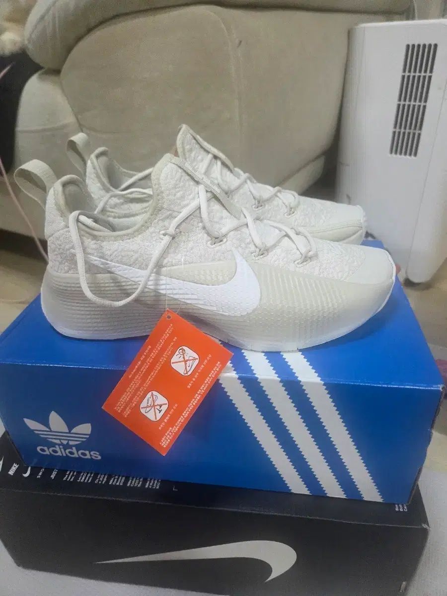 NIKE レブロン スニーカー 260