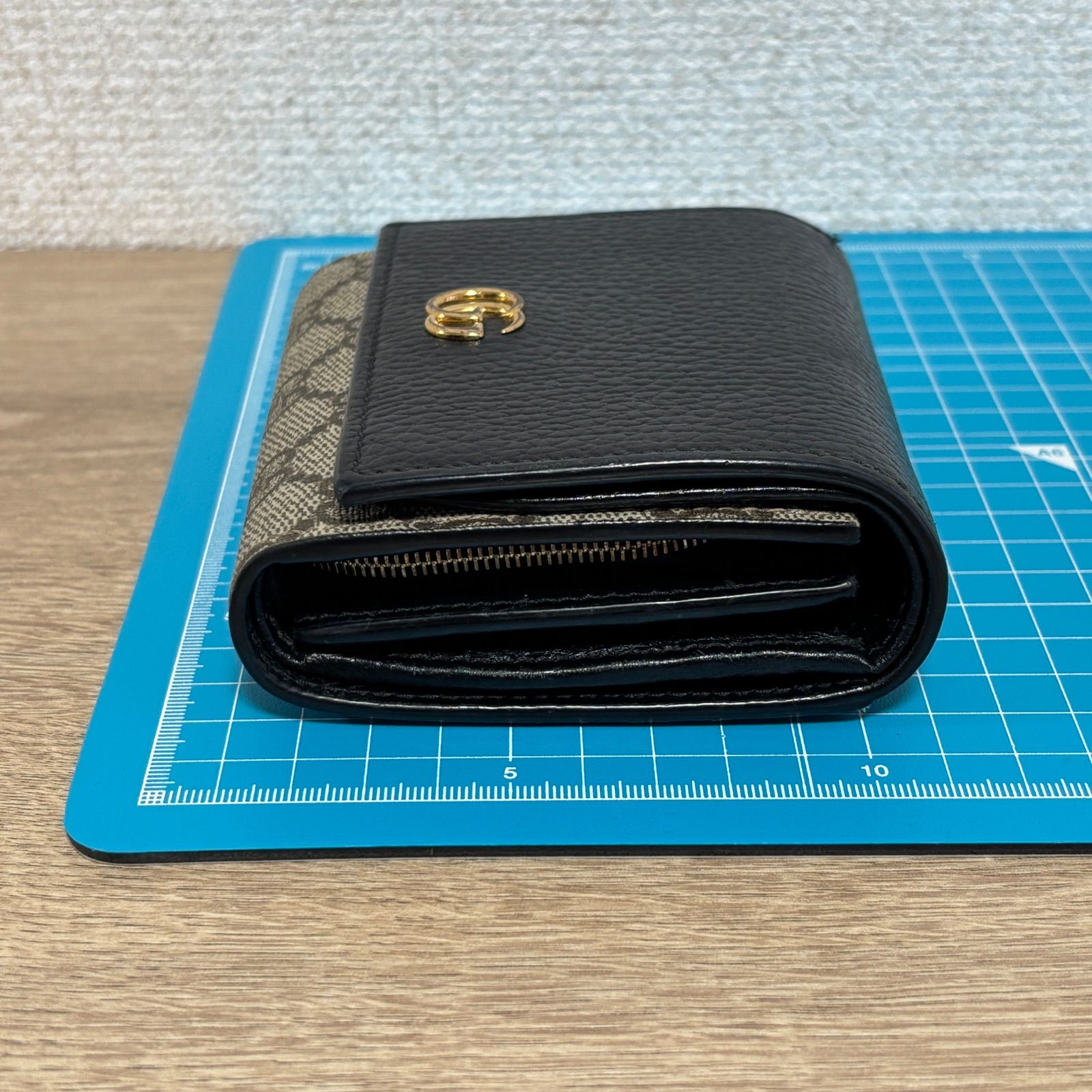 極美品 グッチ マーモント GGスプリーム　PVC 折り財布 レザー ブラック 極美✨GUCCI 二つ折り 財布 マーモント GGスプリーム ブラック 現行