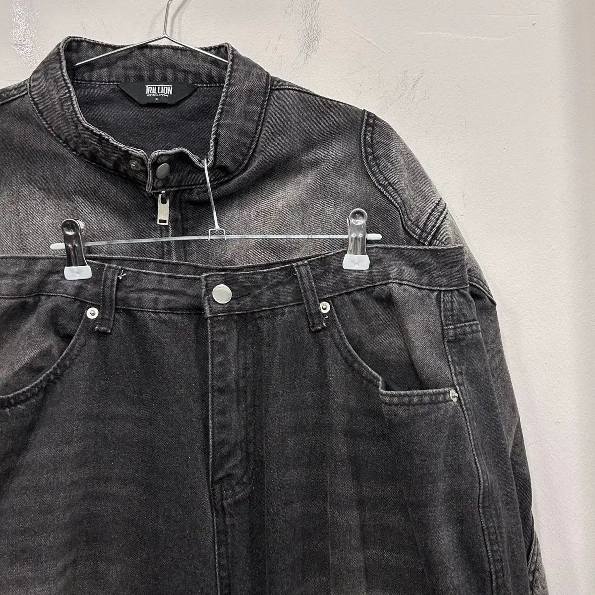 TRILLION ウォッシュド ブラックデニム ジップアップ ジャケット - カーゴ ワイドパンツ デニム セットアップ