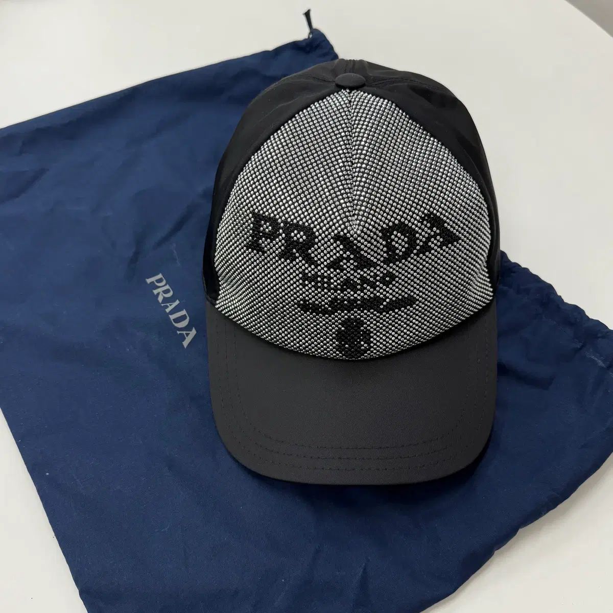 M PRADA プラダ ロゴ スタッズ リナイロン ベースボール キャップ