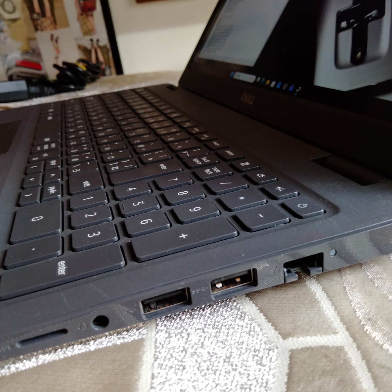 ADE 03 DELL 15インチ 1920 x 1080 10世代 i 5 256 G SSD