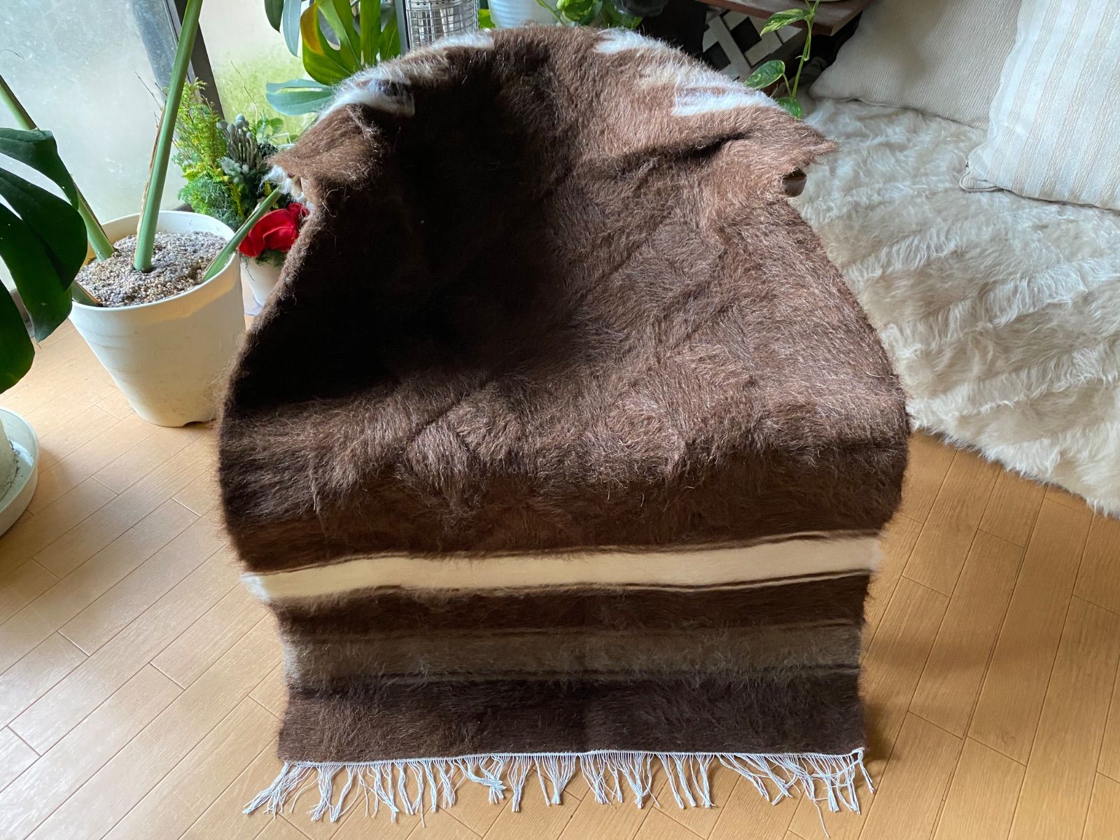 新しいシイルトバッタニエ のみ新色チョコレートとベージュトルコシイルトで140年前から織られているアンゴラヤギのモヘアで織られた毛布 とにかく暖かくモフモフそしてお洒落 人にも動物にも優しいシイルトバッタニエ ラグだけではなく椅子やソファや車にも必需品