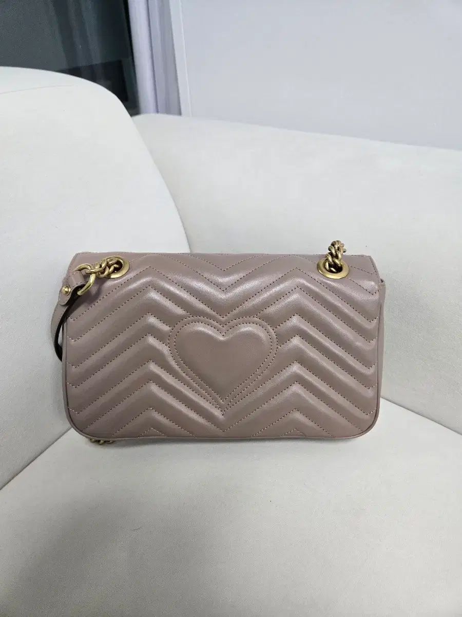 グッチ マーモント マトラッセ スモール ショルダーバッグ 重ね着 定番アイテム