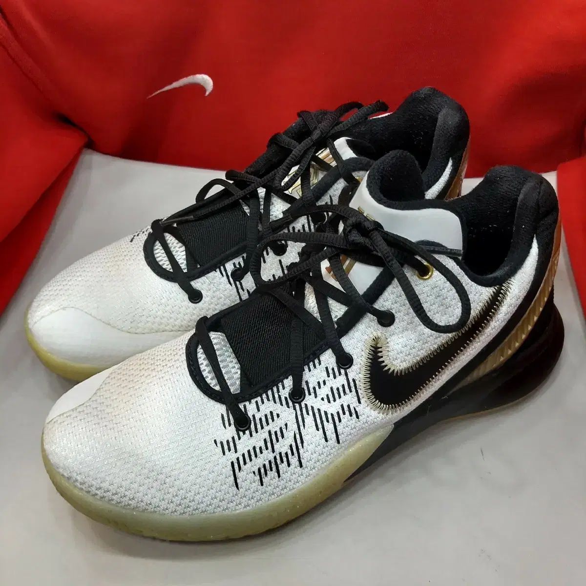 ナイキ カイリー フライ トラップ 2 バスケシューズ 白黒 GOLD 265 mm