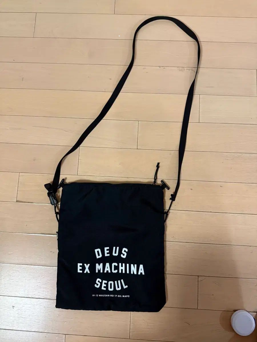 DEUS EX MACHINA X helinox クロスバック