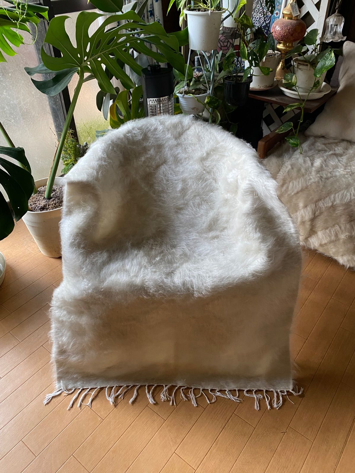 やっぱり一枚あると便利 新しい白いシイルトバッタニエ トルコ発アンゴラヤギのモヘアの毛布 当店のシイルトバッタニエ現地直輸入厳選のものを卸売価格で実現 ラグだけではなく椅子やソファ車にもあると四季を通じて便利 人にも動物にも優しい素晴らしいバッタニエを是非