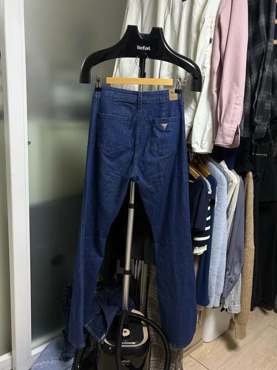  GUESS ゲス セミフ セミブーツカット デニム ズボン シルバー デザインテープ 本当にきれいです その他 デニム ジーンズ