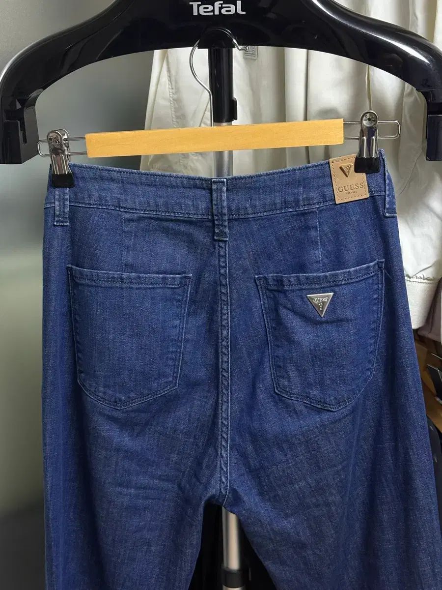 GUESS ゲス セミフ セミブーツカット デニム ズボン シルバー デザインテープ 本当にきれいです