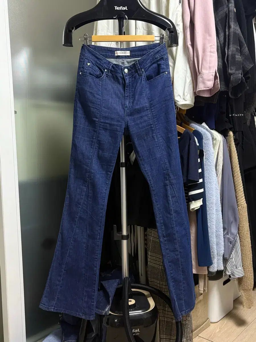 GUESS ゲス セミフ セミブーツカット デニム ズボン シルバー デザインテープ 本当にきれいです