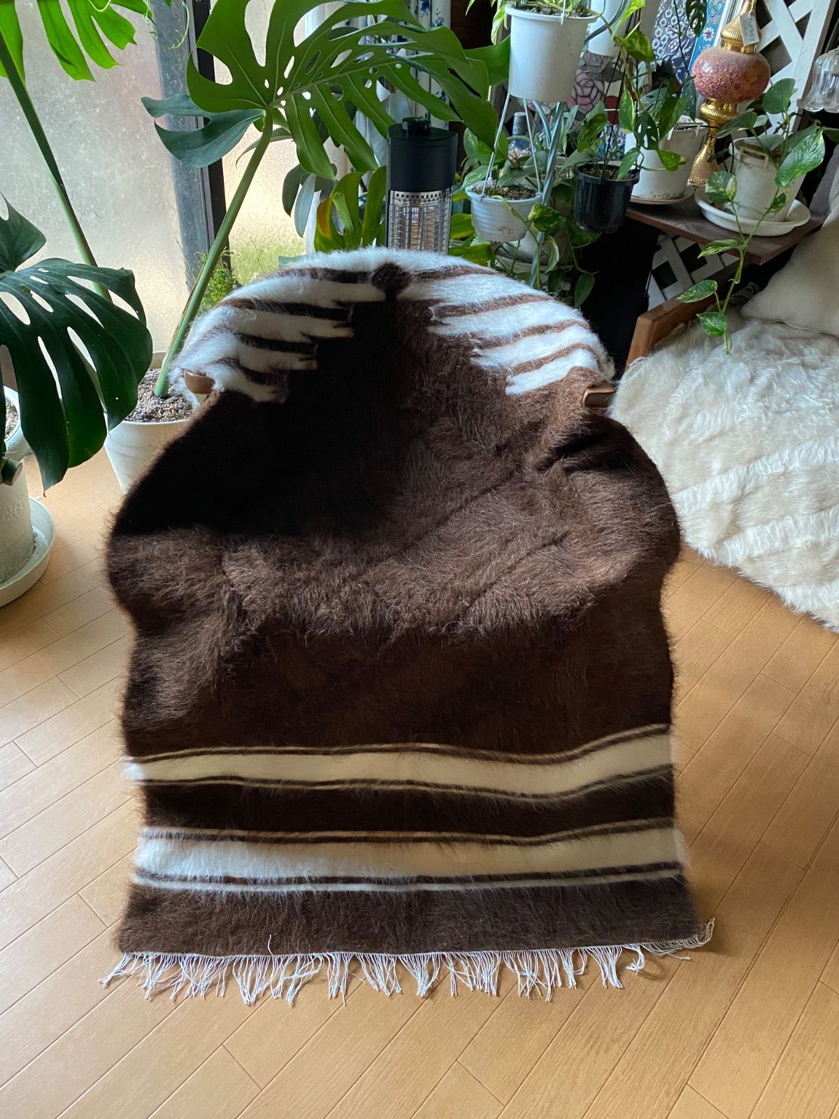 チョコレート茶と白の新しいシイルトバッタニエ 合わせやすいモフモフのアンゴラヤギのモヘアの毛布 人にも動物にも優しい便利な手織物 当店27年来トルコ現地直輸入で実現の卸売価格 ラグはもちろん椅子やソファや車にも一枚あると大変便利な優れもの色違いで欲しくなる
