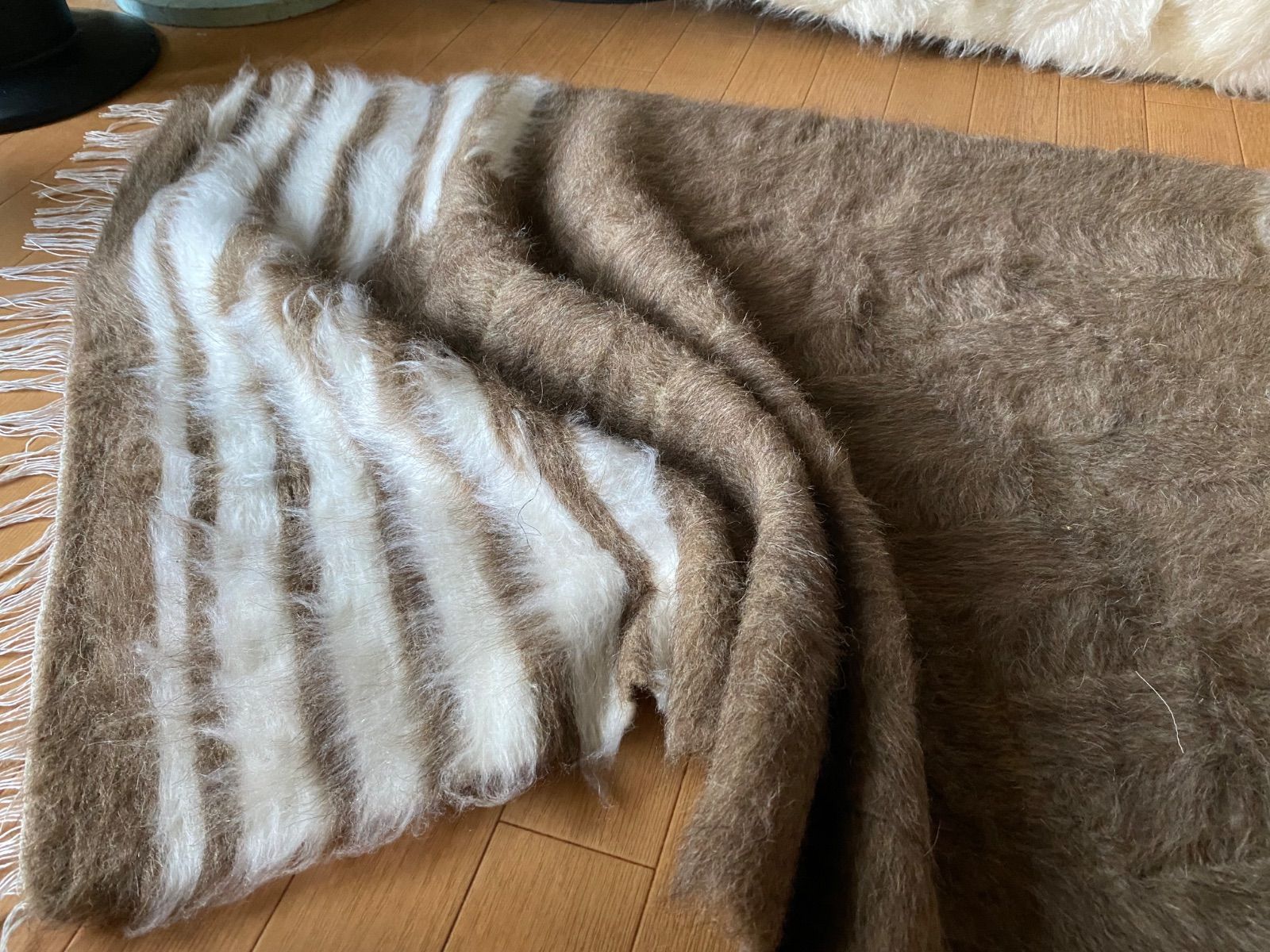 リバーシブルセミアンティークシイルトバッタニイェアンゴラヤギの