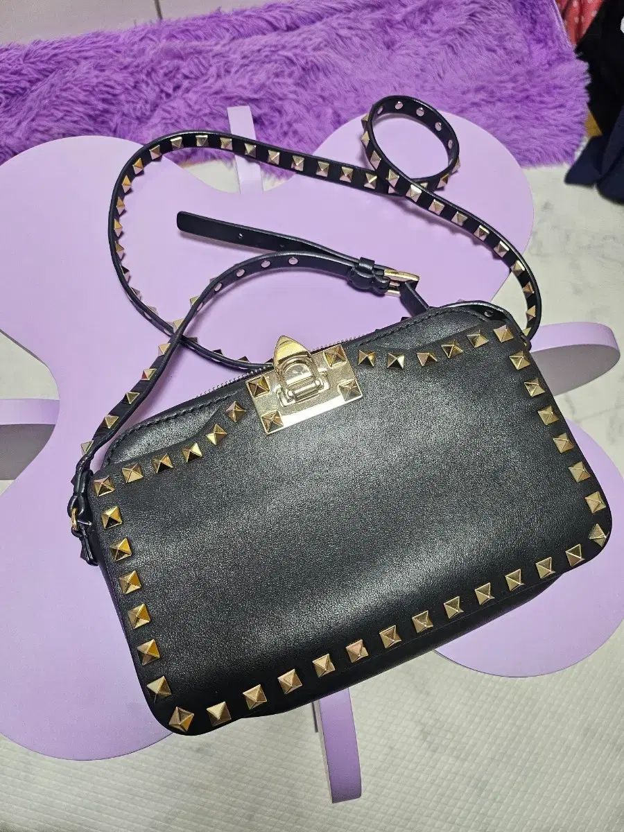 ヴァレンティノ ロックスタッズ クロスバック