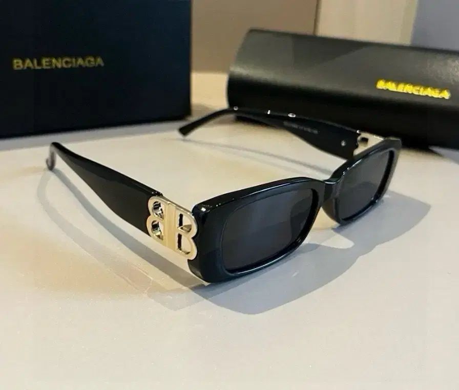 ブラック オールコーデ サングラス