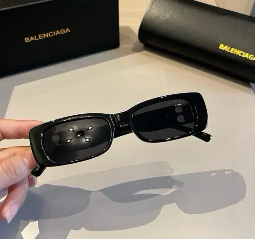 ブラック オールコーデ サングラス