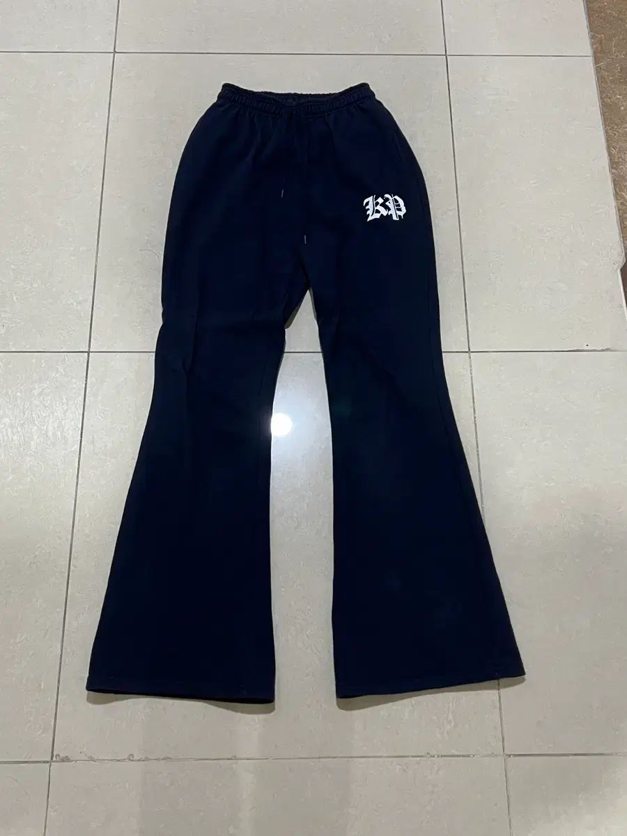 カーキポイント ネイビー トレーナー ブーツカット パンツ