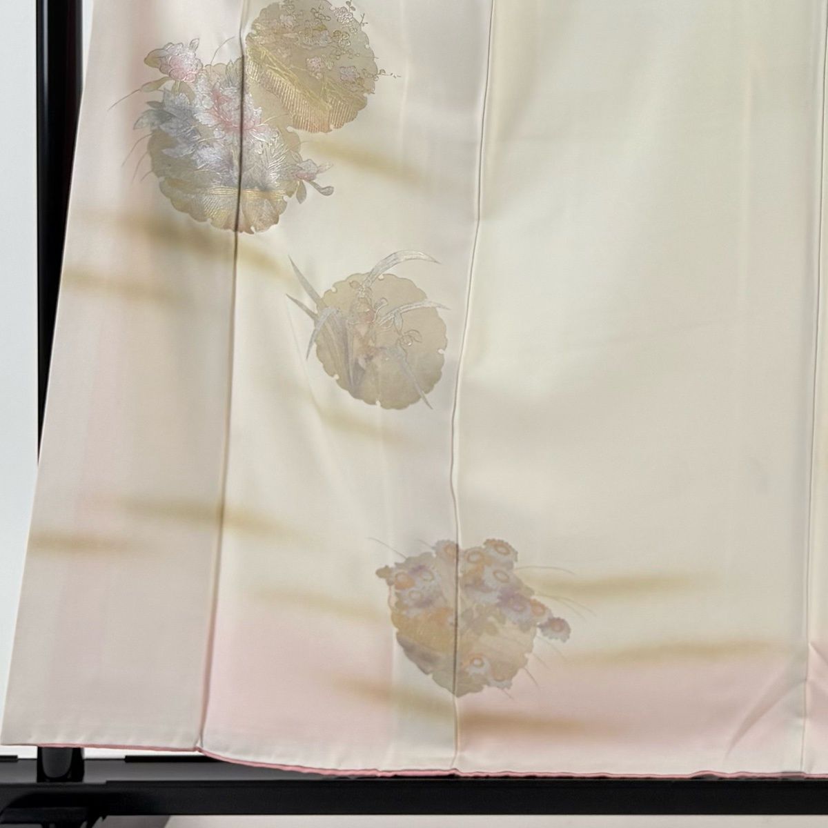 付下げ 身丈158.5 cm 裄丈64 M 袷 和田光正 落款 雪輪 草花 金銀彩 ぼかし ベージュ 正絹 名品