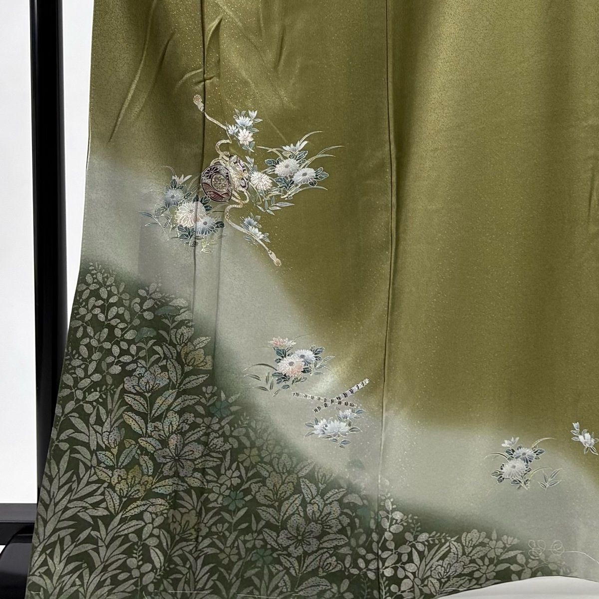 付下げ 身丈165.5 cm 裄丈67.5 L 袷 鼓 草花 銀彩 染め分け 鶯色 正絹 秀品