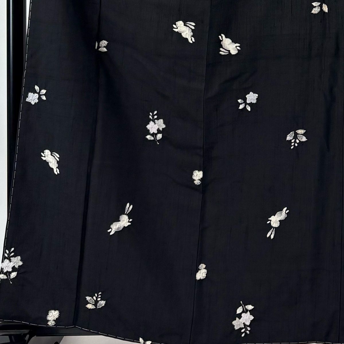 小紋 身丈161.5 cm 裄丈63.5 S 袷 紬地 うさぎ 草花 絞り 墨色 正絹 名品