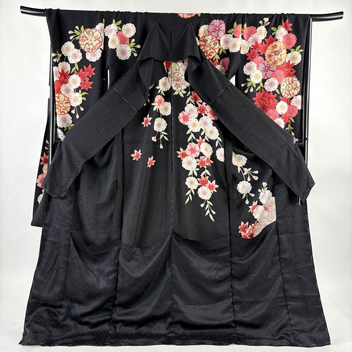  振袖 身丈182 cm 裄丈74 未仕立て 仮絵羽 桜 楓 金糸 銀通し 黒 正絹 名品 振袖 着物