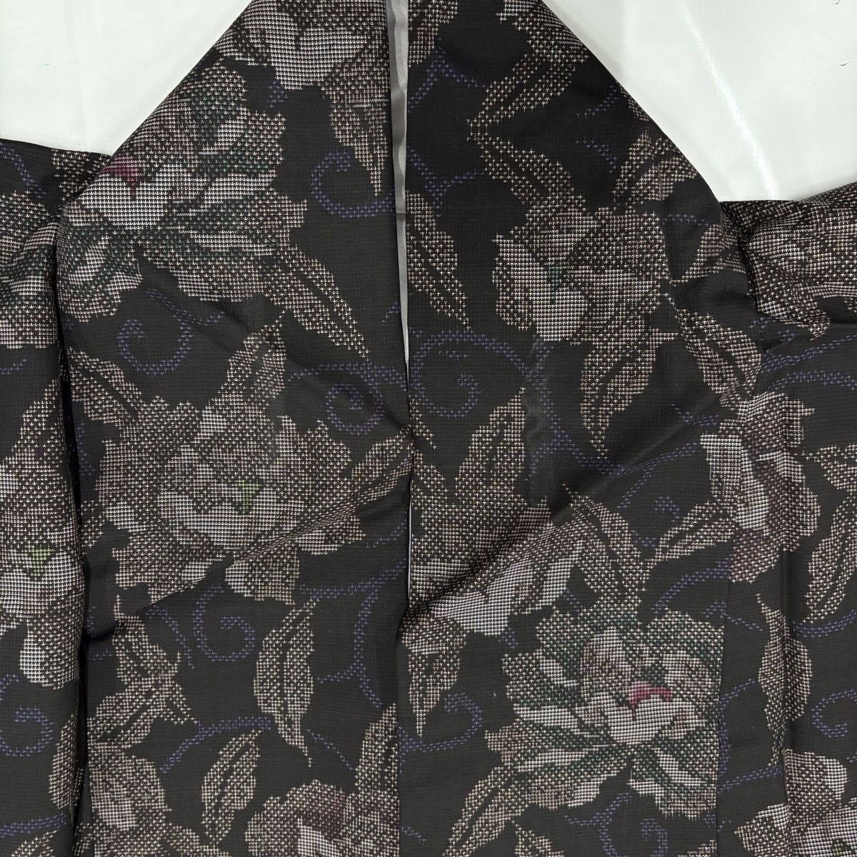 紬 身丈164.5cm 裄丈66.5cm M 袷 牡丹唐草 墨色 正絹 名品 【中古