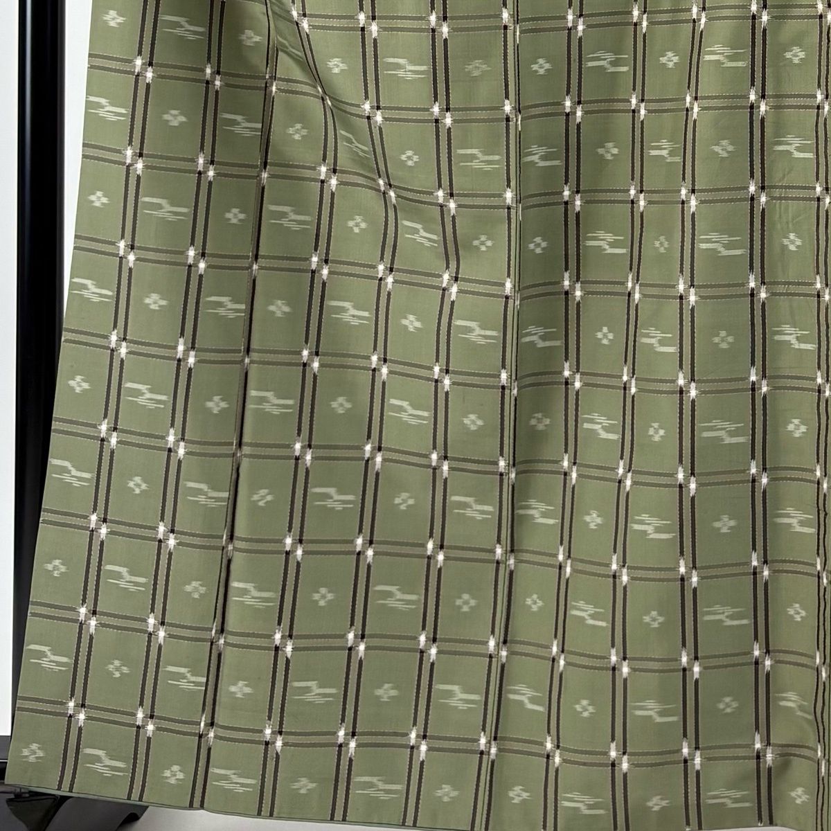 紬 身丈163.5 cm 裄丈65.5 M 袷 格子 幾何学模様 鶯色 正絹 名品