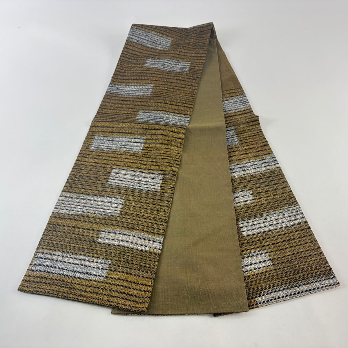 袋帯 名品 夏帯 幾何学模様 縞 金銀糸 箔 灰色 お太鼓柄 正絹 中古 美品】 袋帯 秀品 夏帯 幾何学模様 山 金銀糸 青灰色 六通 正絹｜中古・古着・リサイクル着物通販｜バイセル オンライン 
