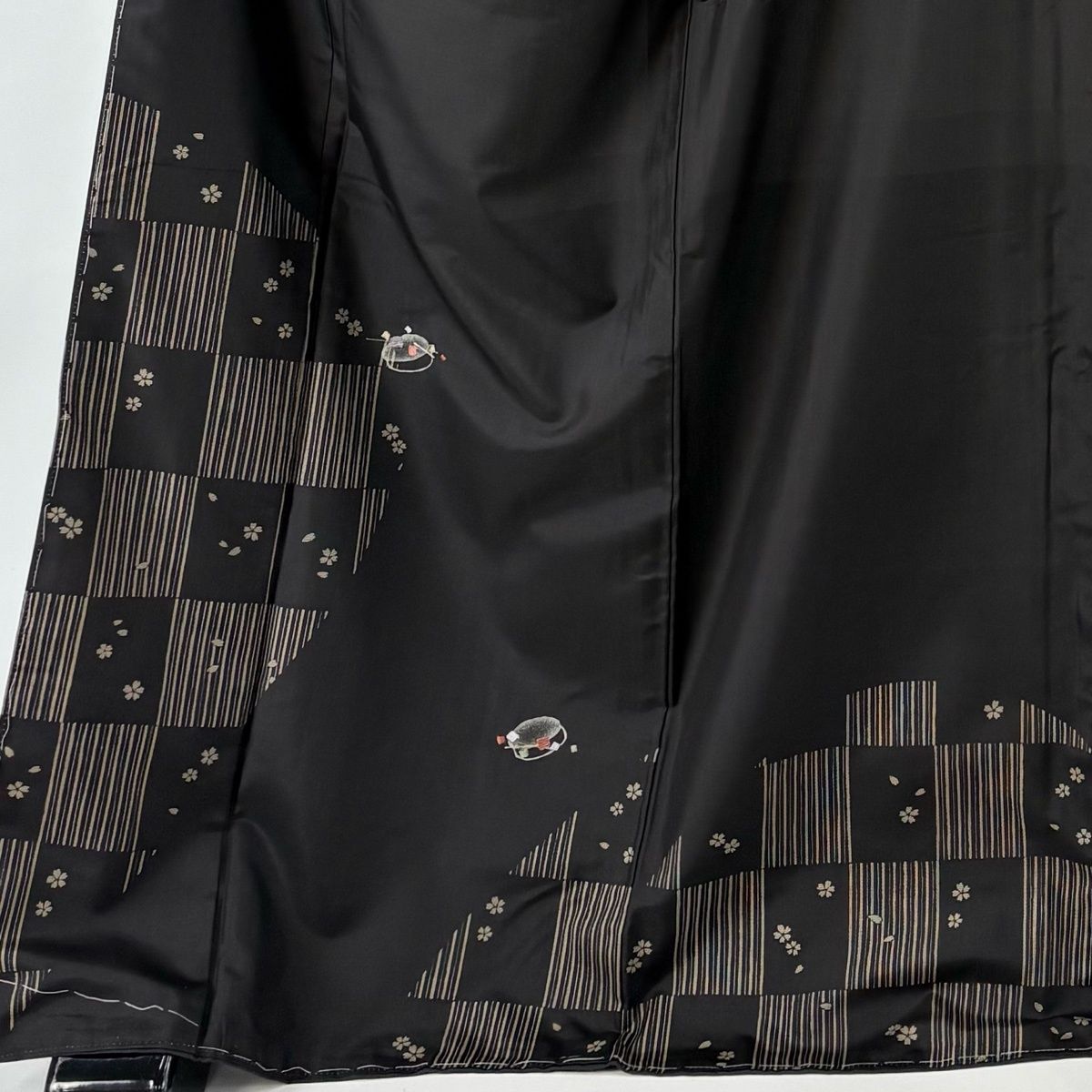 付下げ 身丈172 5 cm 裄丈70 L 袷 大島紬地 湯谷文雄 落款 桜 市松模様 刺繍 金糸 墨色 正絹 名品