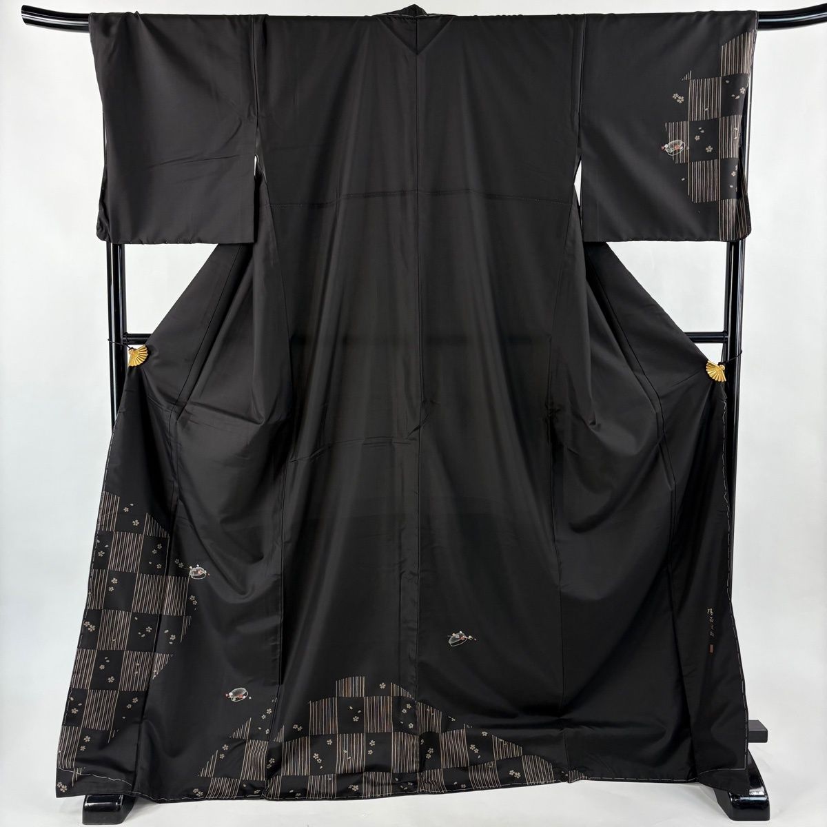 付下げ 身丈172 5 cm 裄丈70 L 袷 大島紬地 湯谷文雄 落款 桜 市松模様 刺繍 金糸 墨色 正絹 名品