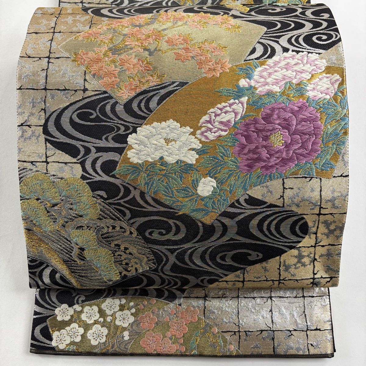 袋帯 じゅらく 落款 じゅらく帝王紫 扇面 牡丹 刺繍 箔 黒 お太鼓柄 正絹