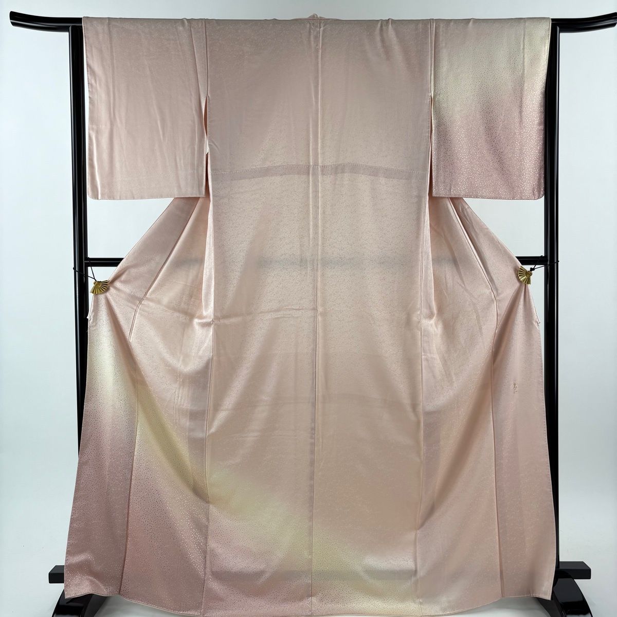 付下げ 身丈167.5 cm 裄丈65 M 袷 和田光正 落款 幾何学模様 地紋 金彩 ぼかし 薄ピンク 正絹 一つ紋