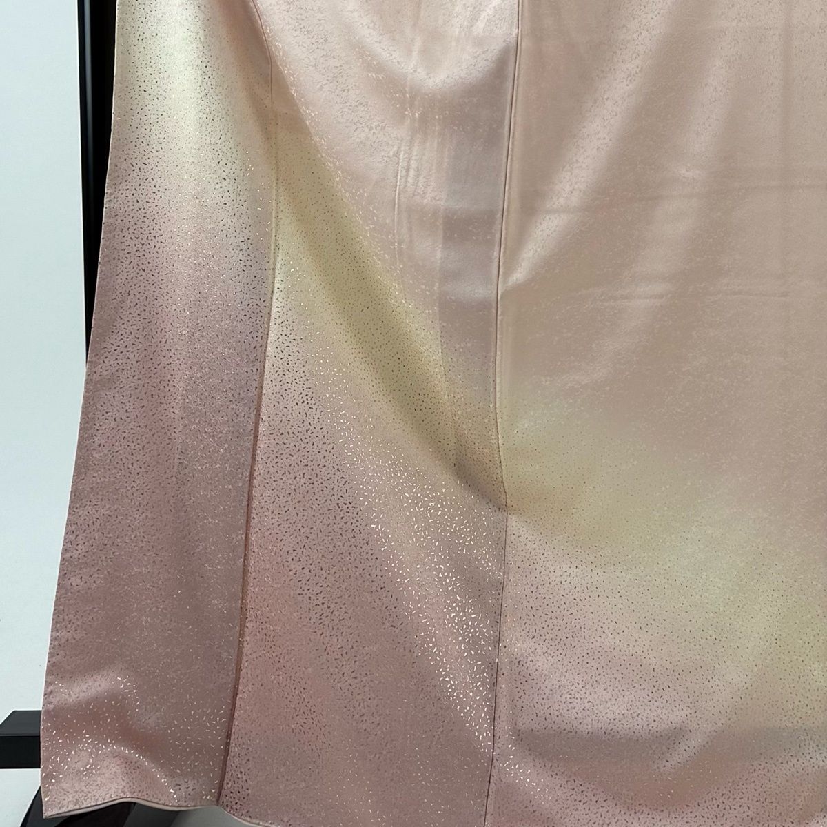 付下げ 身丈167.5 cm 裄丈65 M 袷 和田光正 落款 幾何学模様 地紋 金彩 ぼかし 薄ピンク 正絹 一つ紋