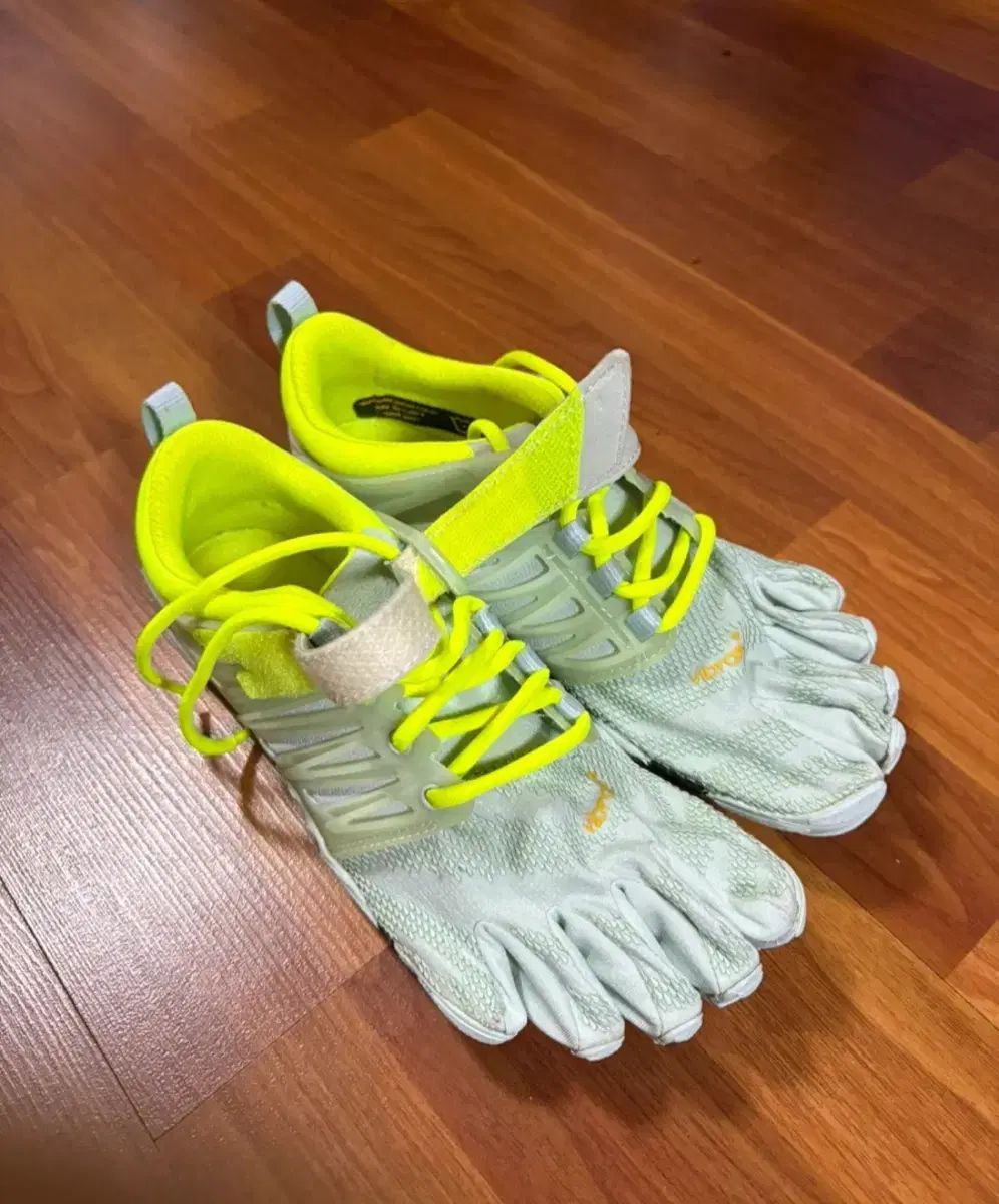 220 ビブラム ファイブフィンガーズ トレッキングシューズ