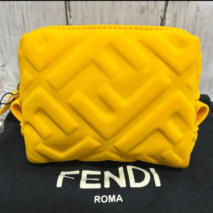 フェンディ レザー FF ロゴ ポーチ イエロー イタリア製 Fendi フェンディ レザー FF ロゴ ポーチ イエロー イタリア製 Fendi