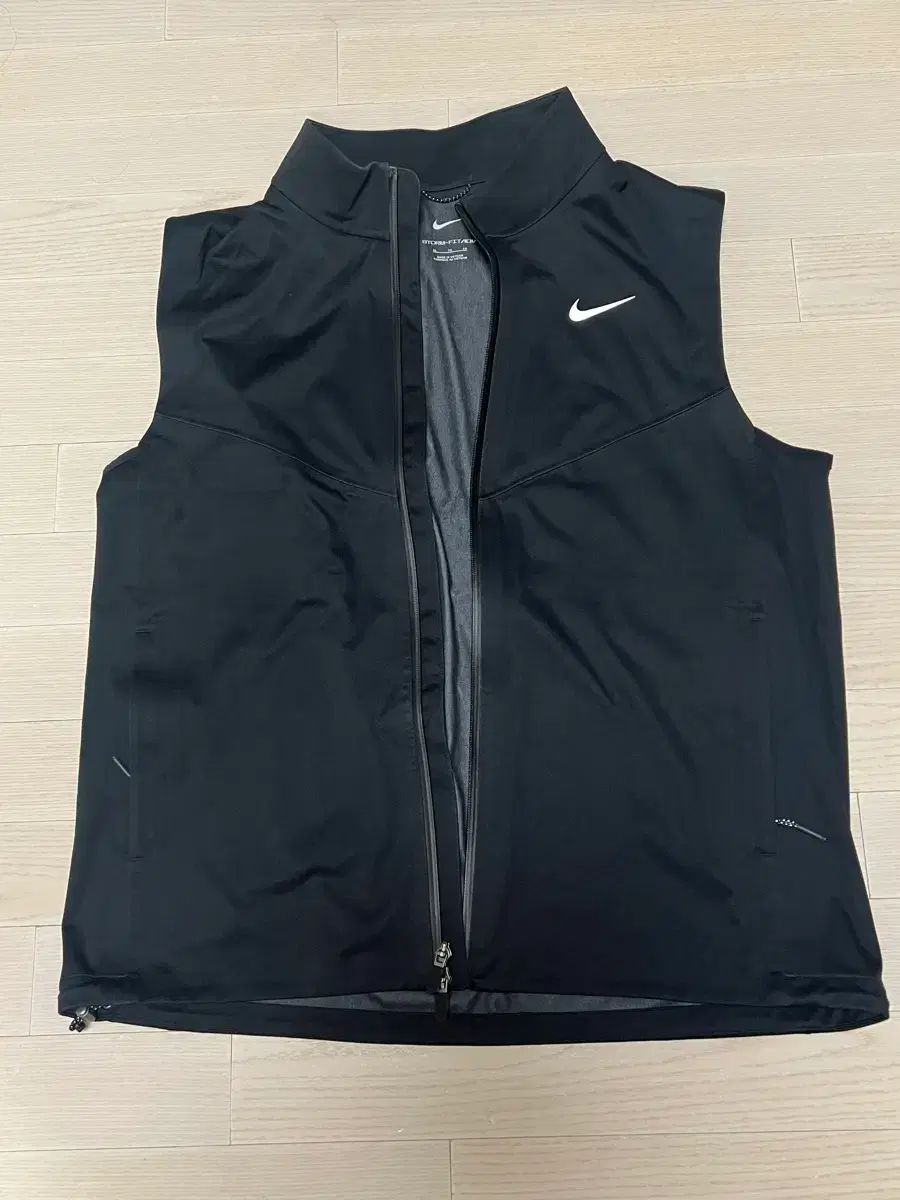 ナイキ ブラック ストームフィット ウィンドブレーカー ベスト XL