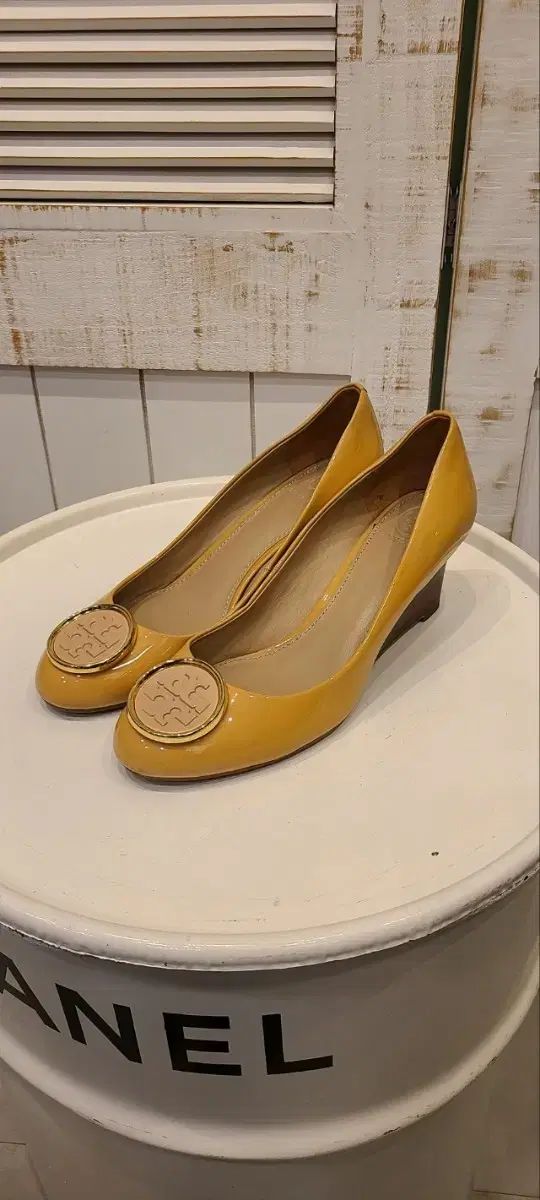 トリーバーチ エナメル ウェッジヒール 7 5 サイズ