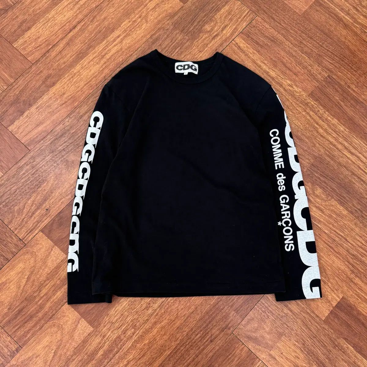 L コム デ ギャルソン CDG ブラック アーム ロゴ Tシャツ