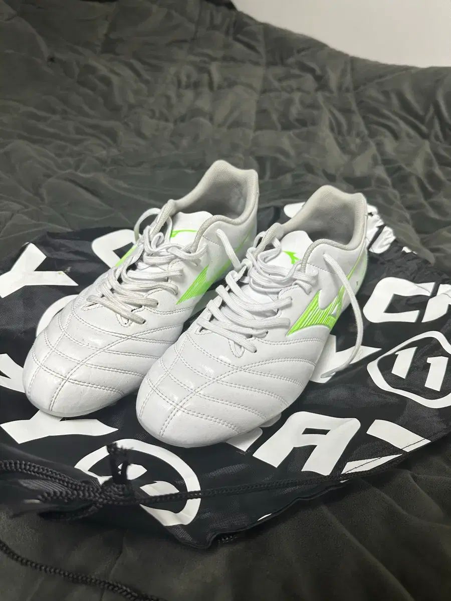 ミズノ サッカーシューズ AG 275 ホットソース クレイジー Ver. 11 バッグ