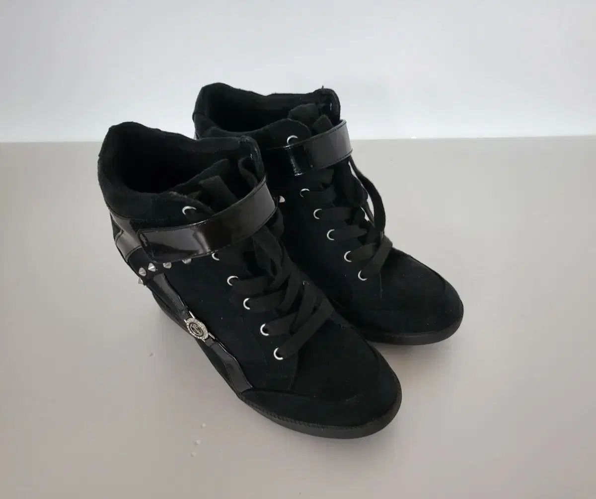 GUESS ゲス レディース ウェッジスニーカー 冬 厚底シューズ 240