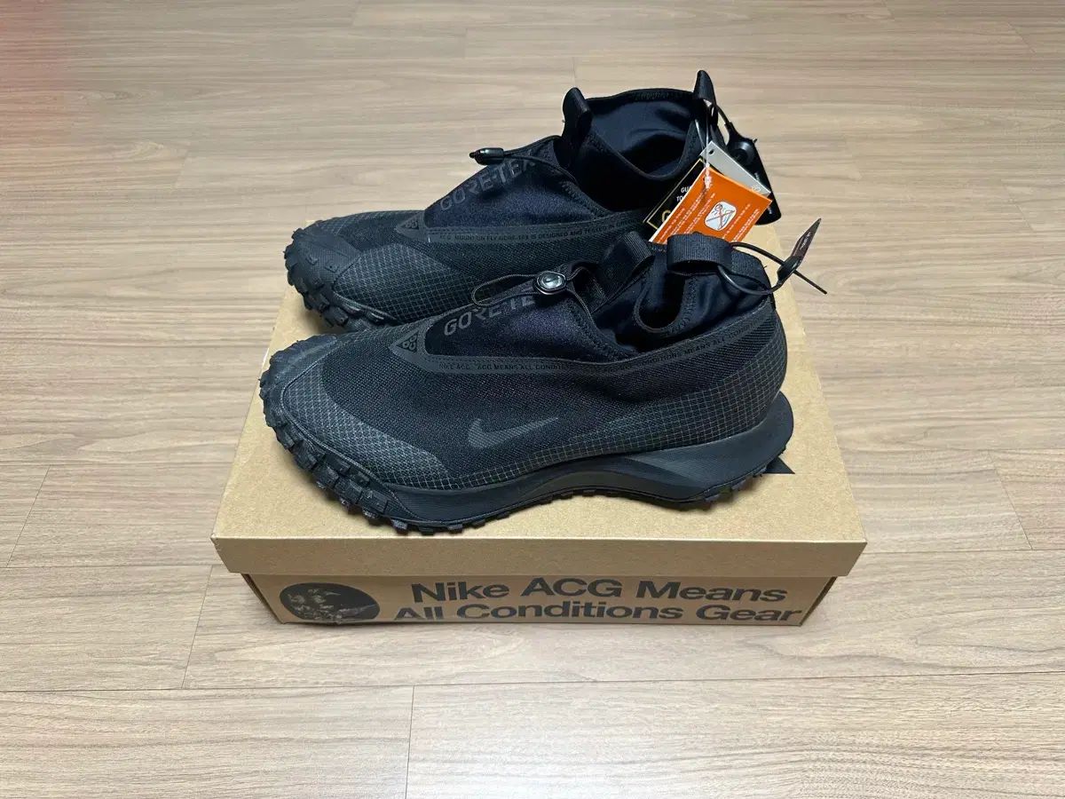 290 NIKE ACG マウンテン フライ GORE-TEX ブラック アンド ダーク グレー